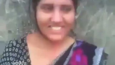 Indian hot aunty having outdoor sex
