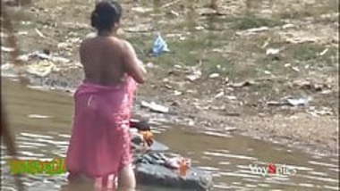 Desi Ponds - Desi Mature Aunty Bathing In Pond Secretly Recorded wild indian tube