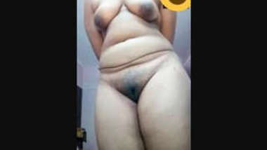 Desi village bhabi show her sexy ass