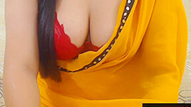 380px x 214px - Sexy Desi Bhabhi In Yellow Saree wild indian tube